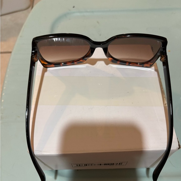 Brown and black sunglasses women’s - Picture 2 of 2